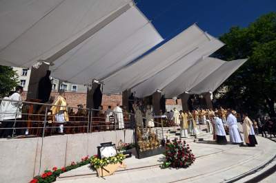 Tradycyjna procesja na Skałkę: hierarchowie, wierni i politycy (głównie PiS) - zdjęcie 37