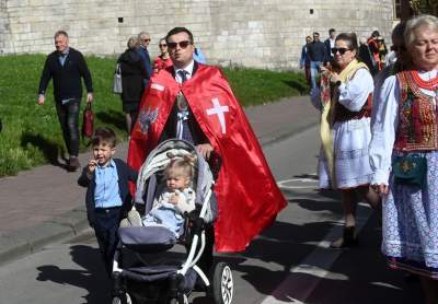 Tradycyjna procesja na Skałkę: hierarchowie, wierni i politycy (głównie PiS) - zdjęcie 5