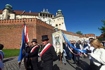 Tradycyjna procesja na Skałkę: hierarchowie, wierni i politycy (głównie PiS) - zdjęcie 4