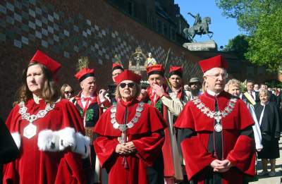 Tradycyjna procesja na Skałkę: hierarchowie, wierni i politycy (głównie PiS) - zdjęcie 11