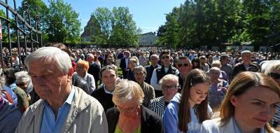 Tradycyjna procesja na Skałkę: hierarchowie, wierni i politycy (głównie PiS) - zdjęcie 38