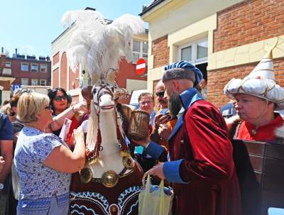 Dorota Segda i zaskakujące spotkania na trasie pochodu Lajkonika - zdjęcie 4