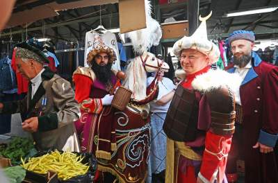 Dorota Segda i zaskakujące spotkania na trasie pochodu Lajkonika - zdjęcie 13