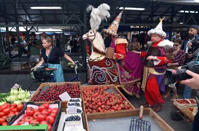 Dorota Segda i zaskakujące spotkania na trasie pochodu Lajkonika - zdjęcie 10