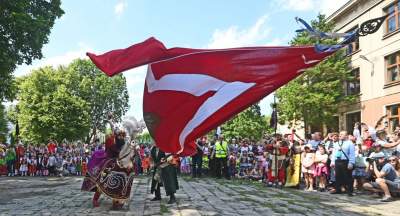 Dorota Segda i zaskakujące spotkania na trasie pochodu Lajkonika - zdjęcie 23