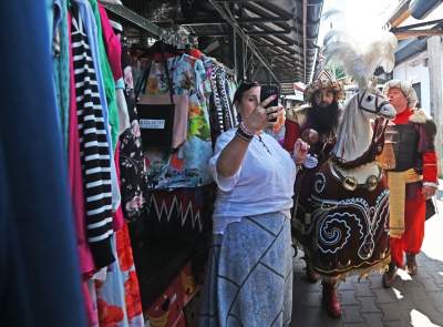 Dorota Segda i zaskakujące spotkania na trasie pochodu Lajkonika - zdjęcie 11