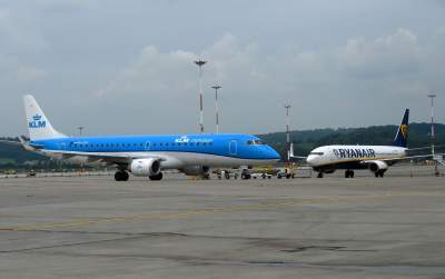 Lotnisko w Balicach bije rekordy frekwencji, tłoczno w powietrzu i na ziemi - zdjęcie 2