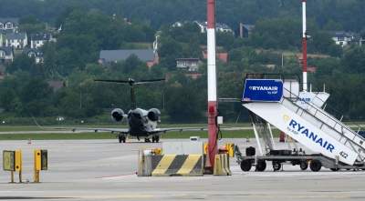 Lotnisko w Balicach bije rekordy frekwencji, tłoczno w powietrzu i na ziemi - zdjęcie 9