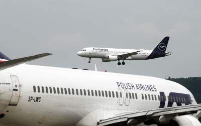 Lotnisko w Balicach bije rekordy frekwencji, tłoczno w powietrzu i na ziemi - zdjęcie 27