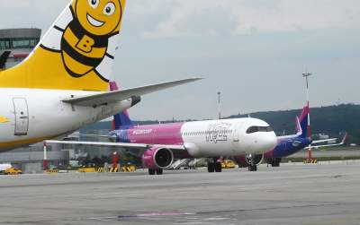 Lotnisko w Balicach bije rekordy frekwencji, tłoczno w powietrzu i na ziemi - zdjęcie 33