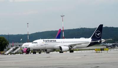 Lotnisko w Balicach bije rekordy frekwencji, tłoczno w powietrzu i na ziemi - zdjęcie 32