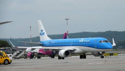 Lotnisko w Balicach bije rekordy frekwencji, tłoczno w powietrzu i na ziemi - zdjęcie 1