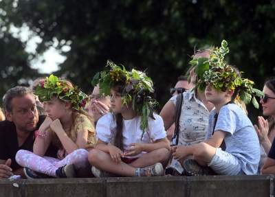 Turystów zachwycają krakowskie Wianki, letnie przesilenie pod Wawelem - zdjęcie 15