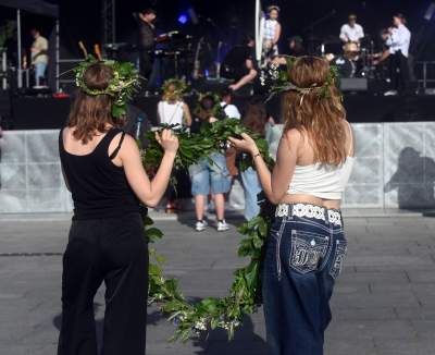 Turystów zachwycają krakowskie Wianki, letnie przesilenie pod Wawelem - zdjęcie 9