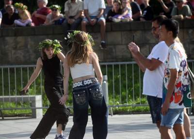 Turystów zachwycają krakowskie Wianki, letnie przesilenie pod Wawelem - zdjęcie 1