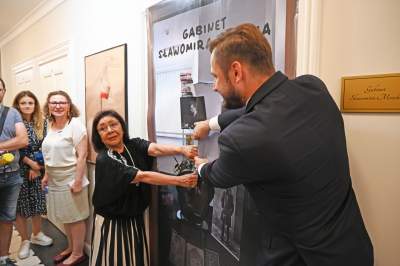 Otwarcie gabinetu Mrożka w Bibliotece Kraków, z udziałem żony pisarza - zdjęcie 15