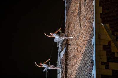 Podniebne spektakularne popisy na Rynku Głównym, w dzień i w nocy - zdjęcie 19