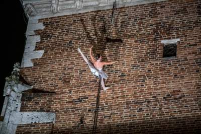 Podniebne spektakularne popisy na Rynku Głównym, w dzień i w nocy - zdjęcie 12