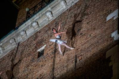 Podniebne spektakularne popisy na Rynku Głównym, w dzień i w nocy - zdjęcie 13