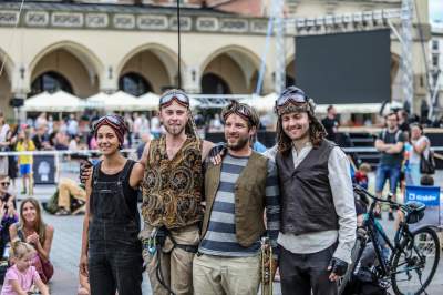 Podniebne spektakularne popisy na Rynku Głównym, w dzień i w nocy - zdjęcie 9