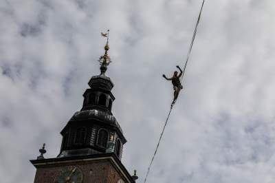Podniebne spektakularne popisy na Rynku Głównym, w dzień i w nocy - zdjęcie 1