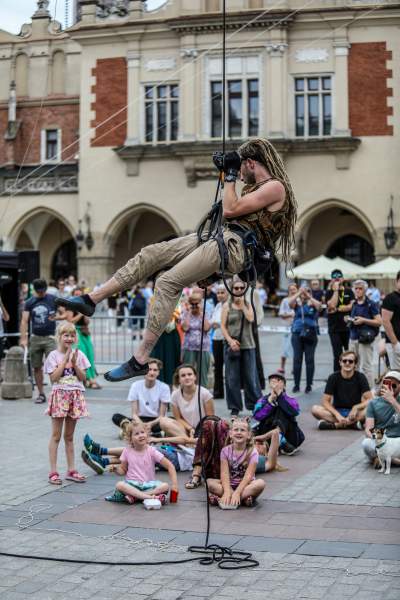 Podniebne spektakularne popisy na Rynku Głównym, w dzień i w nocy - zdjęcie 8