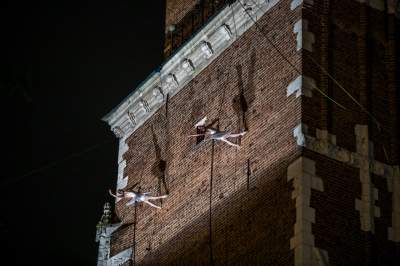 Podniebne spektakularne popisy na Rynku Głównym, w dzień i w nocy - zdjęcie 15