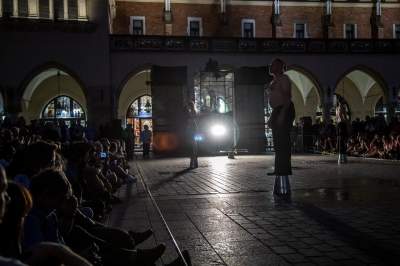 Taki pokaz na Rynku przed Sukiennicami, widzowie zachwyceni - zdjęcie 3