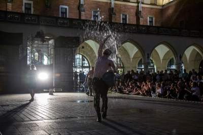 Taki pokaz na Rynku przed Sukiennicami, widzowie zachwyceni - zdjęcie 1