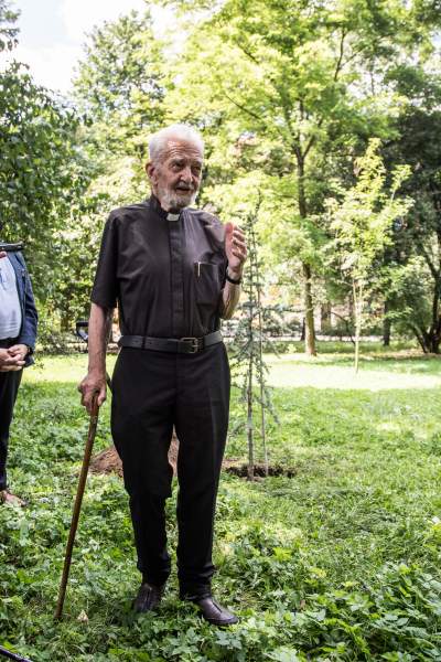 Ks. Adam Boniecki zasadził na Plantach swój prezent. Wyjątkowy cedr - zdjęcie 11