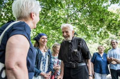 Ks. Adam Boniecki zasadził na Plantach swój prezent. Wyjątkowy cedr - zdjęcie 1