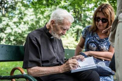 Ks. Adam Boniecki zasadził na Plantach swój prezent. Wyjątkowy cedr - zdjęcie 2