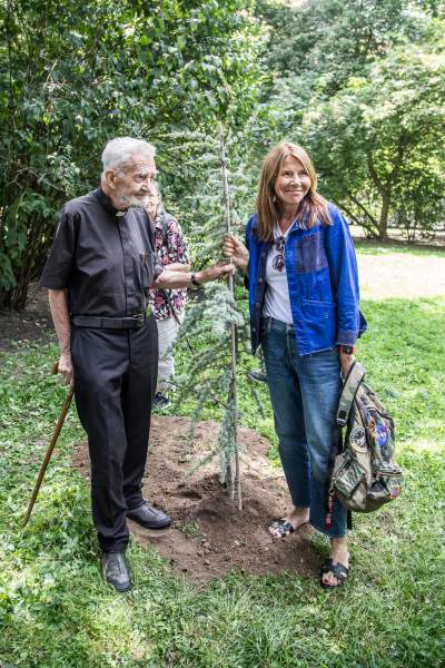 Ks. Adam Boniecki zasadził na Plantach swój prezent. Wyjątkowy cedr - zdjęcie 19