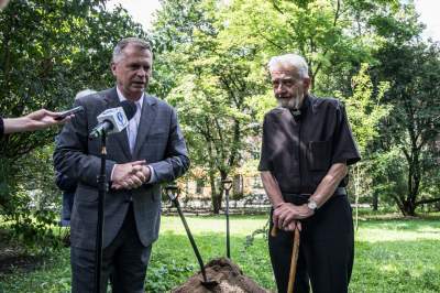 Ks. Adam Boniecki zasadził na Plantach swój prezent. Wyjątkowy cedr - zdjęcie 10