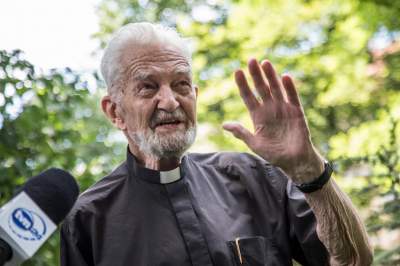 Ks. Adam Boniecki zasadził na Plantach swój prezent. Wyjątkowy cedr - zdjęcie 12