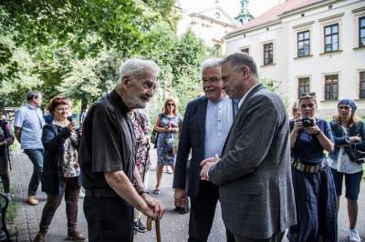 Ks. Adam Boniecki zasadził na Plantach swój prezent. Wyjątkowy cedr - zdjęcie 4