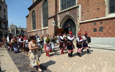 Krakowskie, sierpniowe klimaty. Barwny korowód z Bronowic - zdjęcie 23