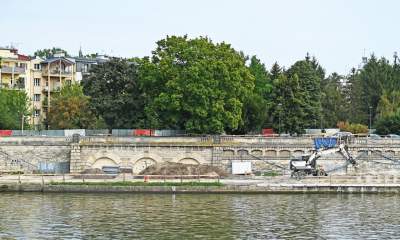 Aktywiści zgrzytają zębami, ale budowa kładki na Ludwinów idzie pełną parą - zdjęcie 6