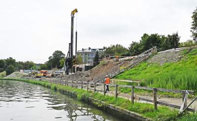 Aktywiści zgrzytają zębami, ale budowa kładki na Ludwinów idzie pełną parą - zdjęcie 12