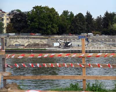 Aktywiści zgrzytają zębami, ale budowa kładki na Ludwinów idzie pełną parą - zdjęcie 5