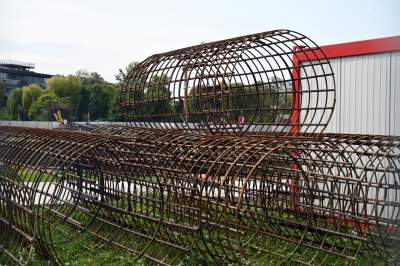 Aktywiści zgrzytają zębami, ale budowa kładki na Ludwinów idzie pełną parą - zdjęcie 22