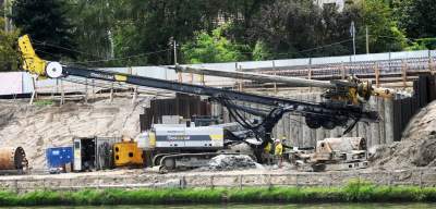 Aktywiści zgrzytają zębami, ale budowa kładki na Ludwinów idzie pełną parą - zdjęcie 26