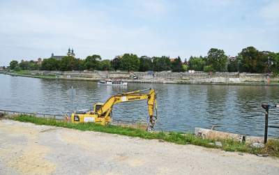 Aktywiści zgrzytają zębami, ale budowa kładki na Ludwinów idzie pełną parą - zdjęcie 2