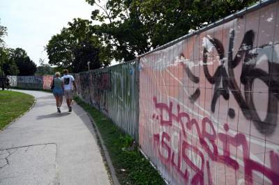 Aktywiści zgrzytają zębami, ale budowa kładki na Ludwinów idzie pełną parą - zdjęcie 18