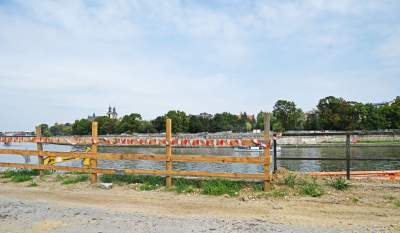 Aktywiści zgrzytają zębami, ale budowa kładki na Ludwinów idzie pełną parą - zdjęcie 1