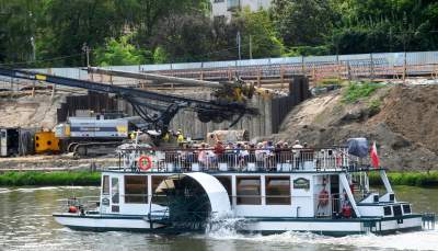 Aktywiści zgrzytają zębami, ale budowa kładki na Ludwinów idzie pełną parą - zdjęcie 25