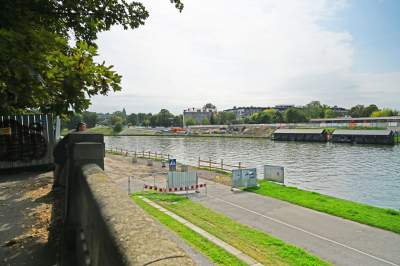 Aktywiści zgrzytają zębami, ale budowa kładki na Ludwinów idzie pełną parą - zdjęcie 15