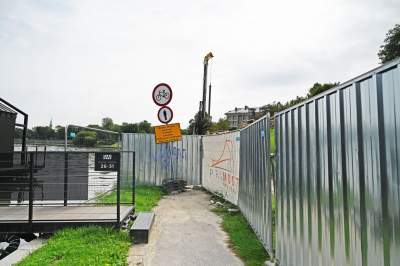 Aktywiści zgrzytają zębami, ale budowa kładki na Ludwinów idzie pełną parą - zdjęcie 10