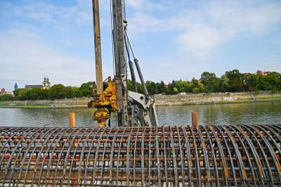 Aktywiści zgrzytają zębami, ale budowa kładki na Ludwinów idzie pełną parą - zdjęcie 4