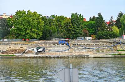 Aktywiści zgrzytają zębami, ale budowa kładki na Ludwinów idzie pełną parą - zdjęcie 3